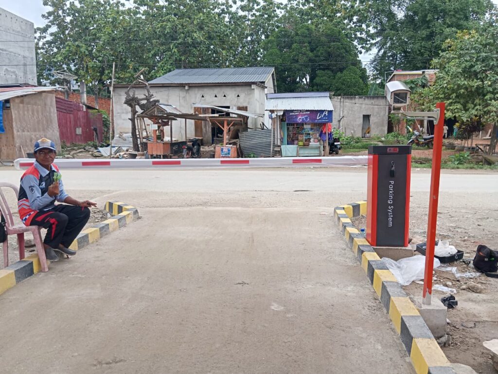 Pelajari manfaat palang parkir dan barrier gate perumahan untuk meningkatkan keamanan, mengatur akses kendaraan, serta menciptakan lingkungan hunian yang lebih tertib dan profesional.